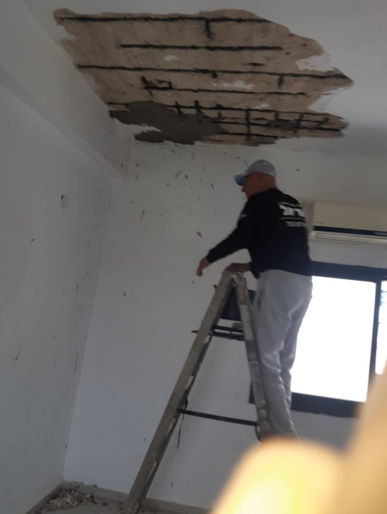 הסרת בטון מתפורר מתקרה וחשיפת הזיון לקראת שיקום