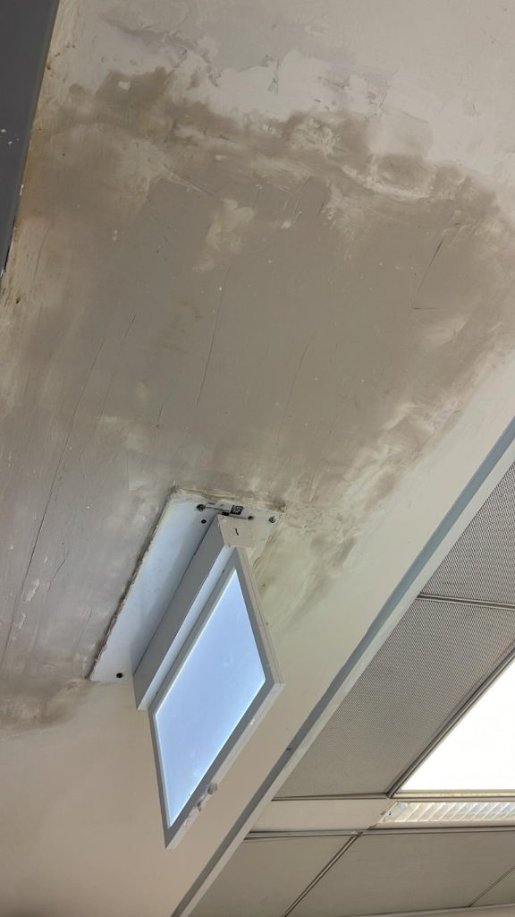החלפת קטע בתקרת גבס אחרי נזק רטיבות, לצד תקרה אקוסטית מינרלית