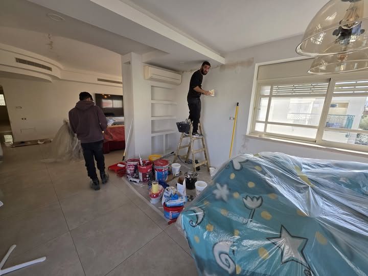צביעת סלון ודירה: צוות מקצועי בעבודה
