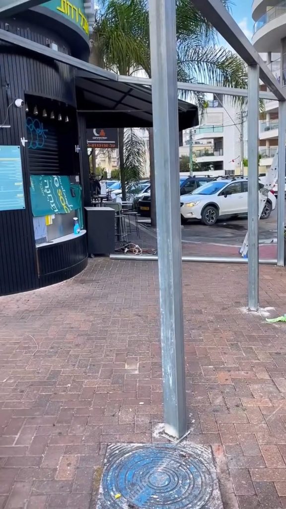 התקנת פרגולת אלומיניום בכניסה לעסק