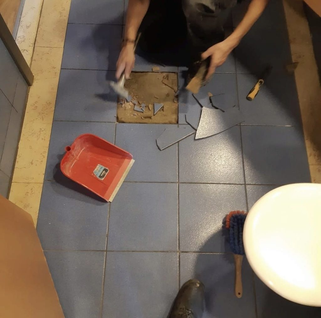 פירוק אריח רצפה בחדר רחצה וניקוי המצע לקראת החלפה